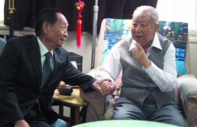 2006年，袁隆平到北京出差时，特意去看了身体欠佳的华国锋，当时华国锋不太愿见客