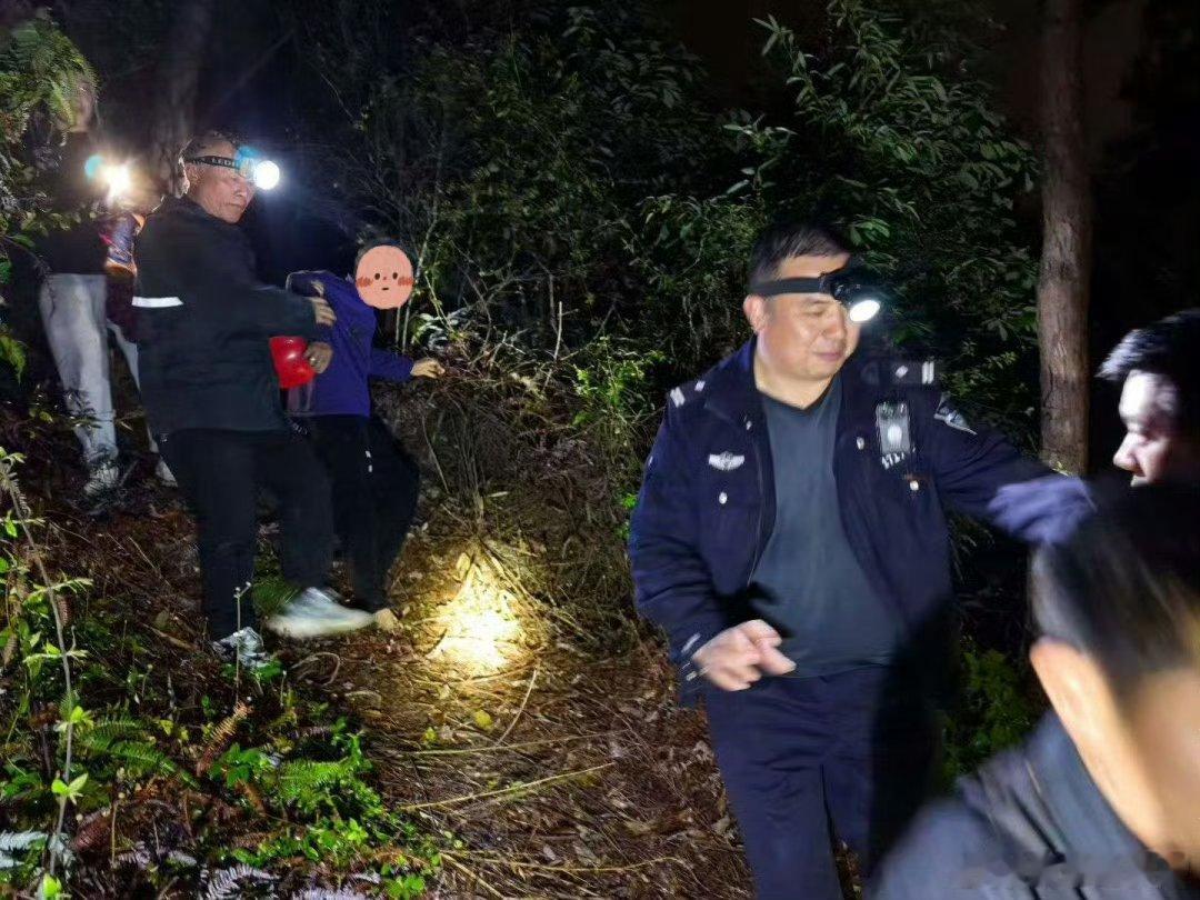 临海民警4小时蹚8公里深山救回七旬走失阿婆近日，台州临海，78岁患有阿尔茨海默症