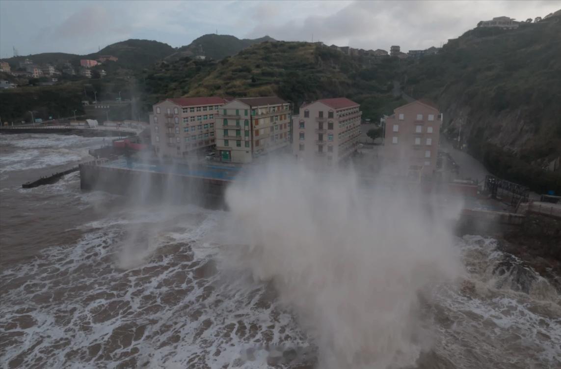 海水倒灌海水倒灌本质是海水水位反超陆地、河道水位，顺着堤坝缺口、入海河道、地下管