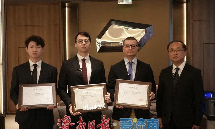 中法青年向山东省图书馆捐赠26份日本侵华档案资料

历史证据有时并不在纪念馆里，