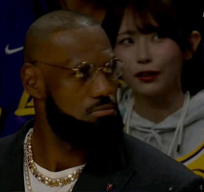 詹姆斯身后美女身份曝光，日本动作女星葵伊吹
随着NBA新赛季拉开大幕，湖人队也迎