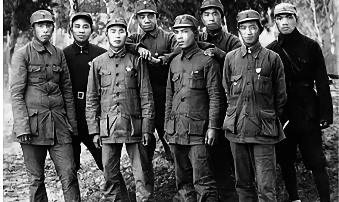 1971年，济南军区，一个穿得破破烂烂的老汉拦住哨兵，死活要见杨司令。

问啥身