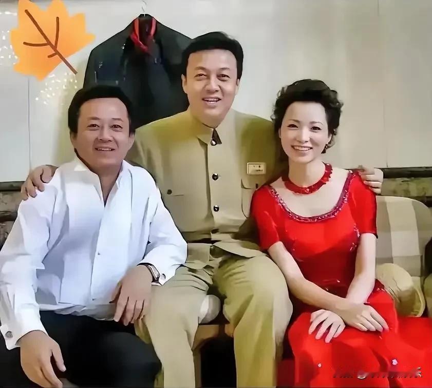 中间的是歌唱家吕继宏icon，右边的女生穿着红色裙是谁？一种亲切又熟悉的感觉。