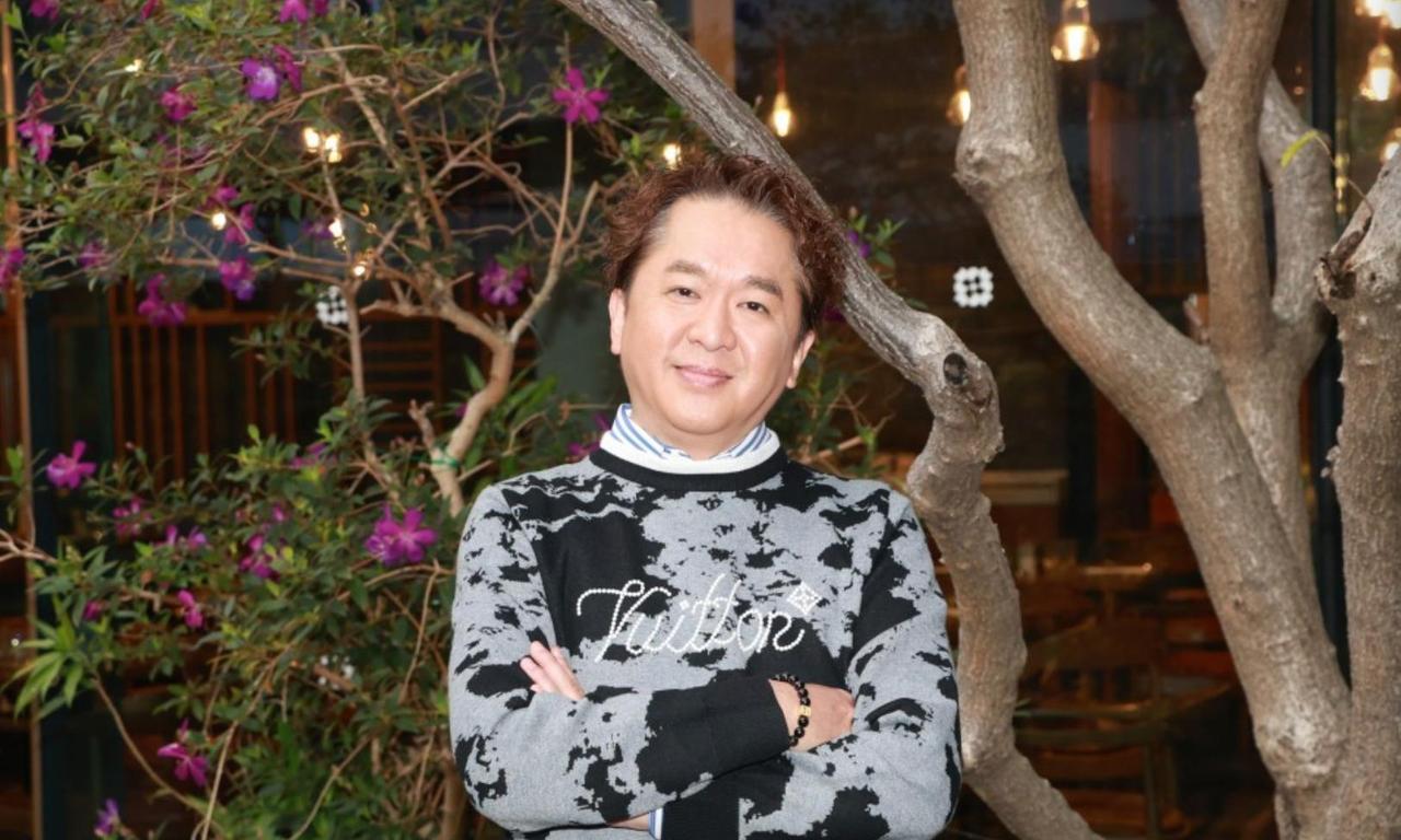 59岁的邓兆尊接受港媒《星岛头条》独家专访，毫不避讳地承认：名下房产地皮几个亿，