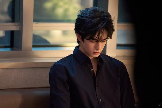 这个宋威龙帅炸了黑衬衫含着泪的现偶男主宋威龙 这个宋威龙帅炸了，黑衬衫含着泪的现