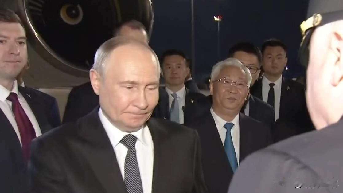 普京回去了，给人一种莫名的伤感……
普京此行一大特点就是行色匆匆，来也匆匆去也匆