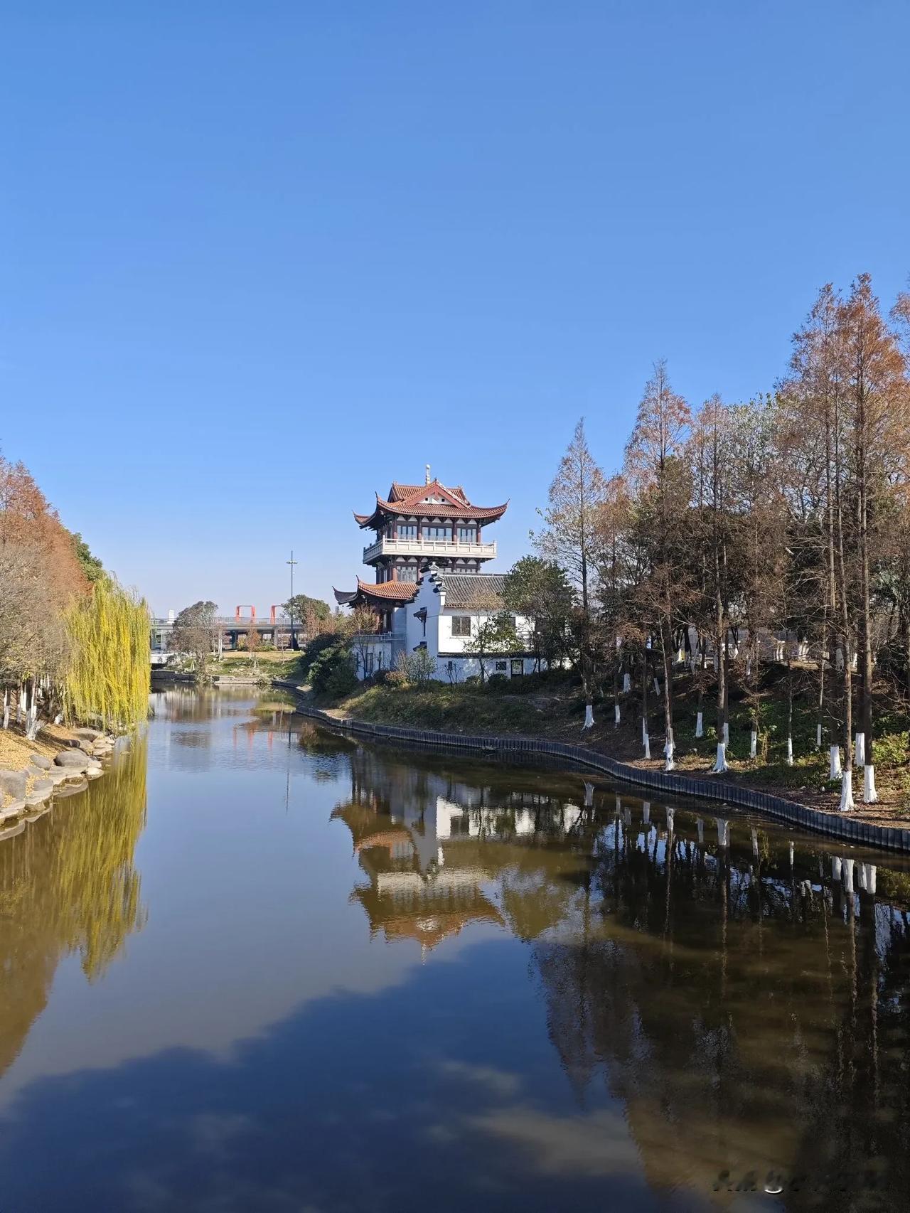 海盐，这座低调的小城，也蕴含着无尽的魅力。
余华的童年是在此处度过的，他向着蓝色