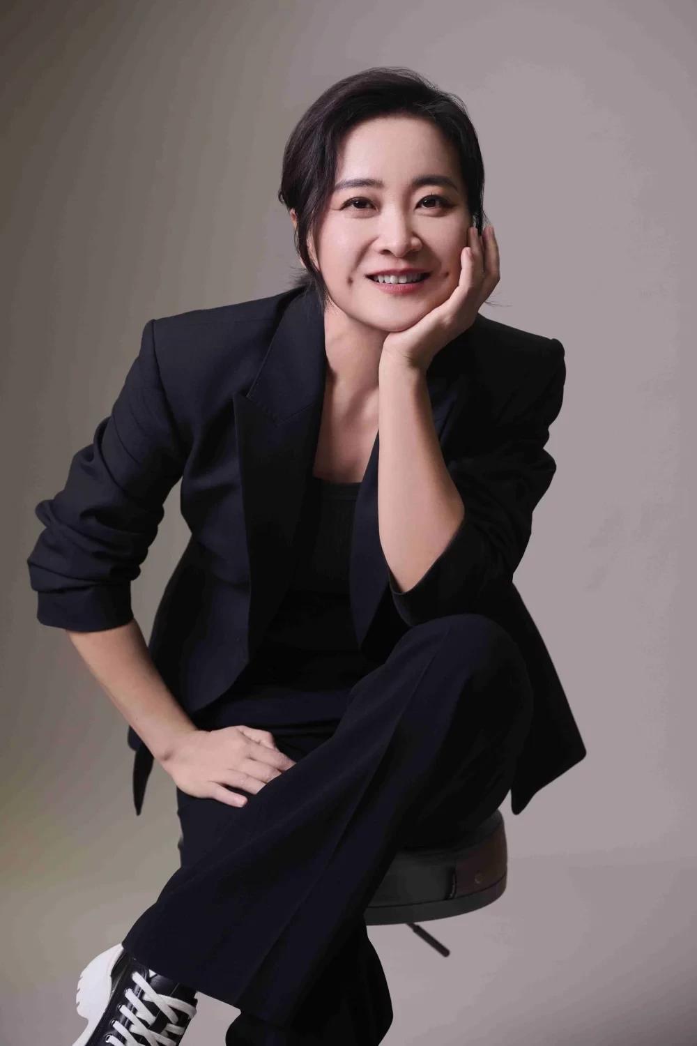 贾玲的体重变化就像一部励志剧：2003年刚出道时110斤，是个清清爽爽的小姑娘；