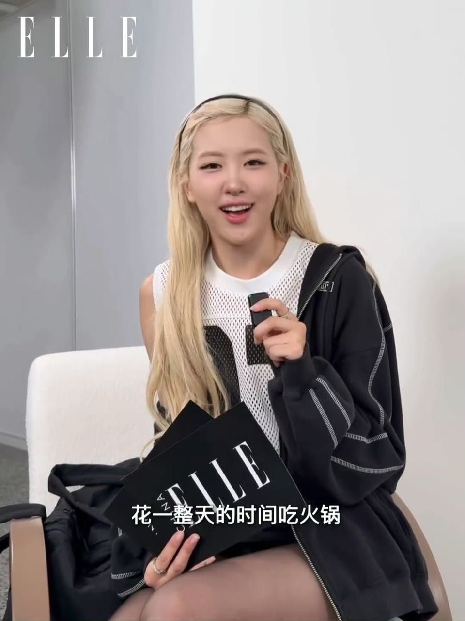 咱先不说这滤镜开的有多大吧学人精真是队友爱啥她就喜欢啥路人一天到晚偶遇小五和秀秀