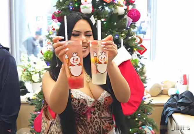 新顶流‼️蜜雪200%糖度掀TikTok挑战，1.99美元柠檬水干沉默星巴克
“