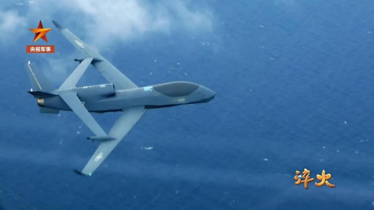 近日，我军南部战区在黄岩岛周边开展海空联合演训，无侦-7高空无人机再度现身巡航。