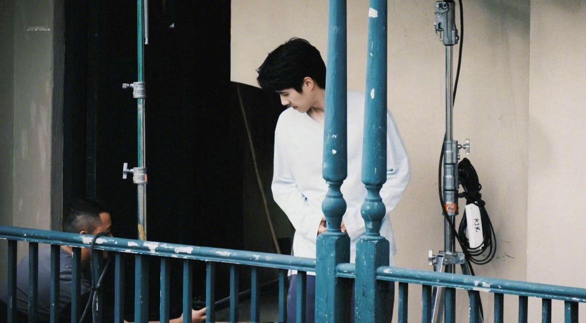 刘昊然海岛舒服日志卷毛眼镜路透 领衔主演的《海岛舒服日志》新鲜路透释出，卷毛和眼