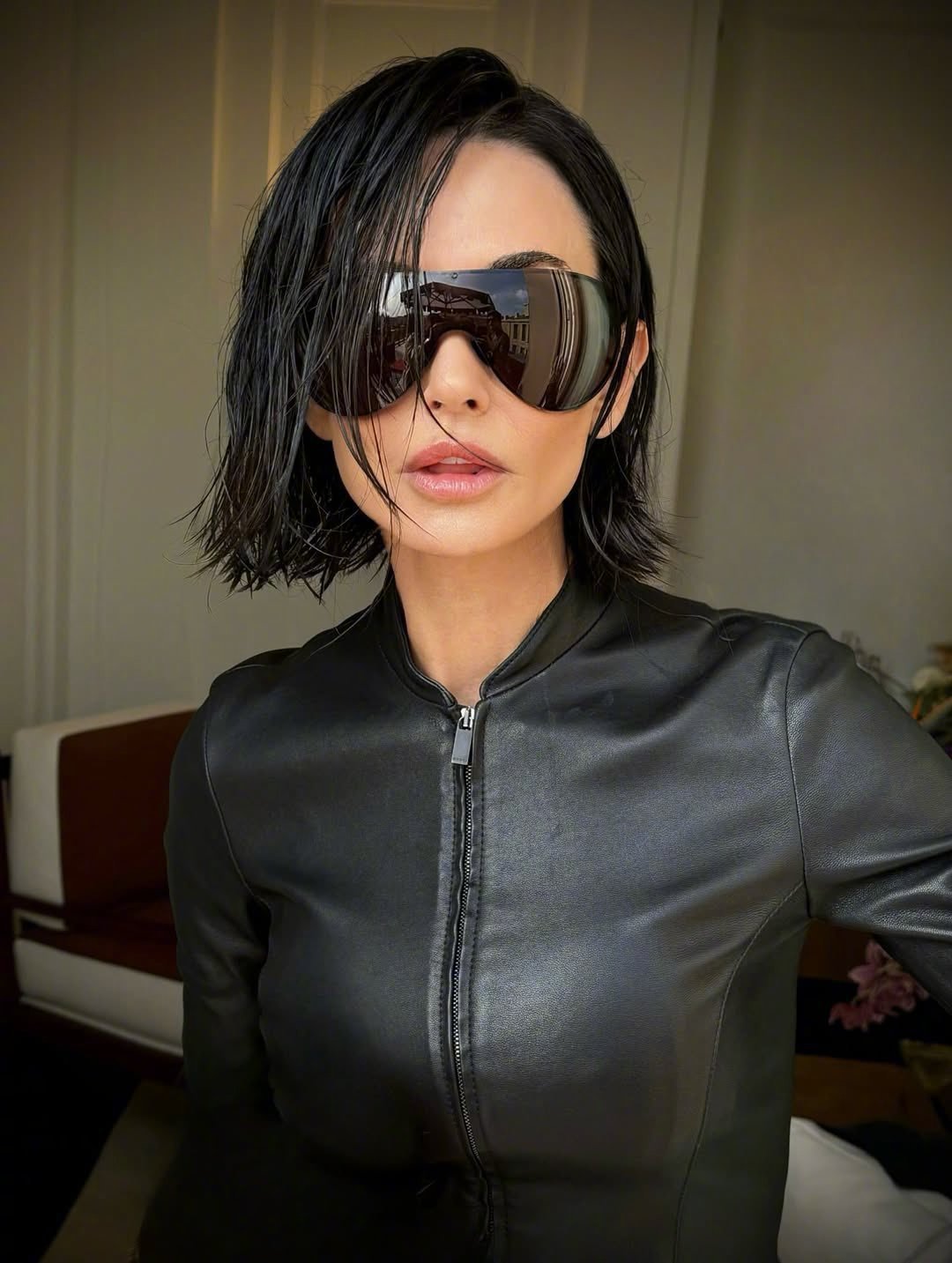 63岁的黛米·摩尔以全新短发造型，身着全套皮衣，携爱犬亮相米兰时装周 