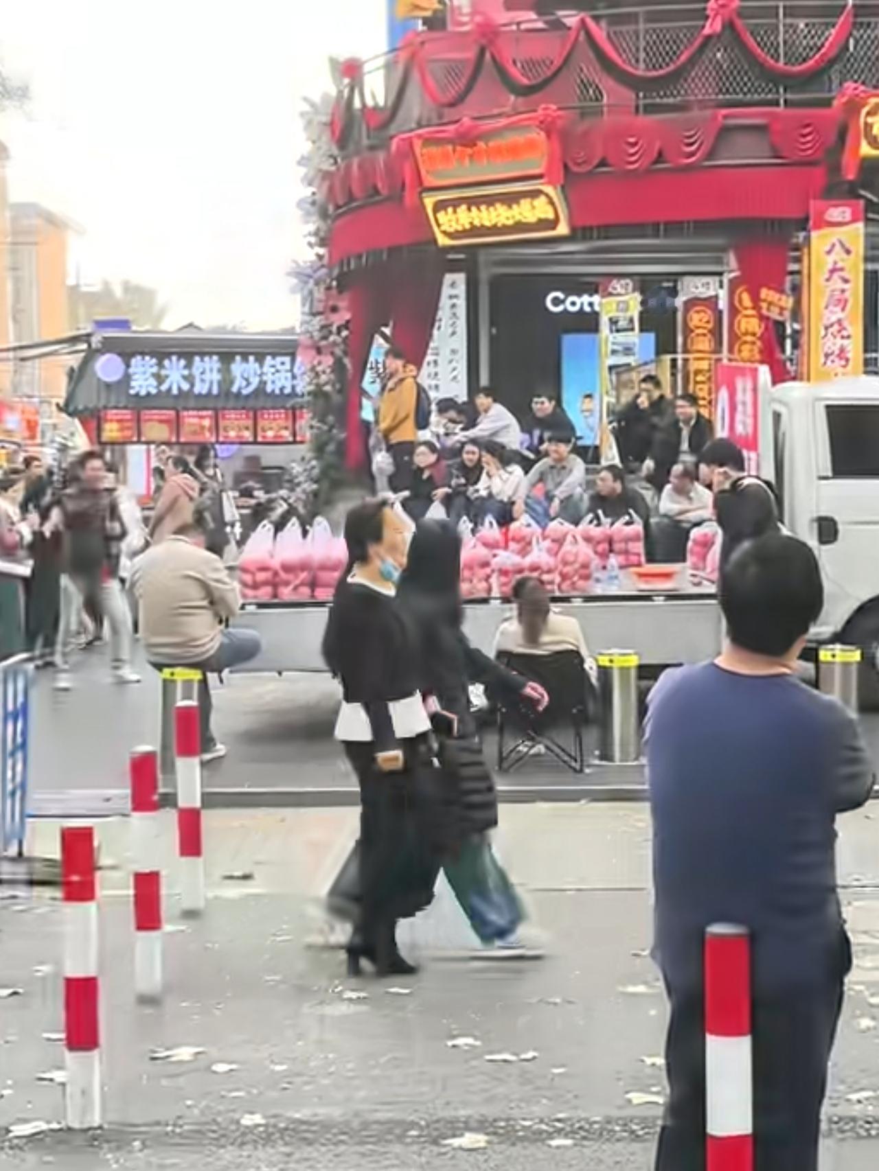 山东淄博苹果哥火了没几天，恶心人的一幕便出现了！

前几天淄博有一位买苹果的大哥