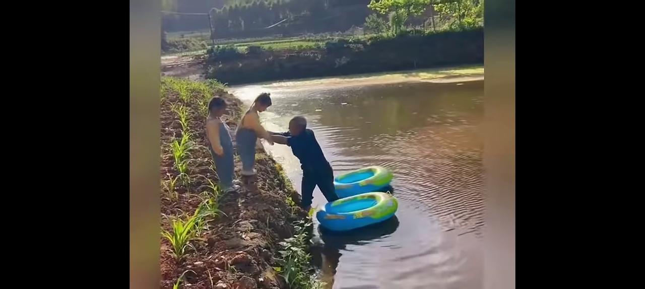 爷爷在地里干活，带着两个小孙女儿。这温馨的场面，实在是把人感动的不行。想想小的时