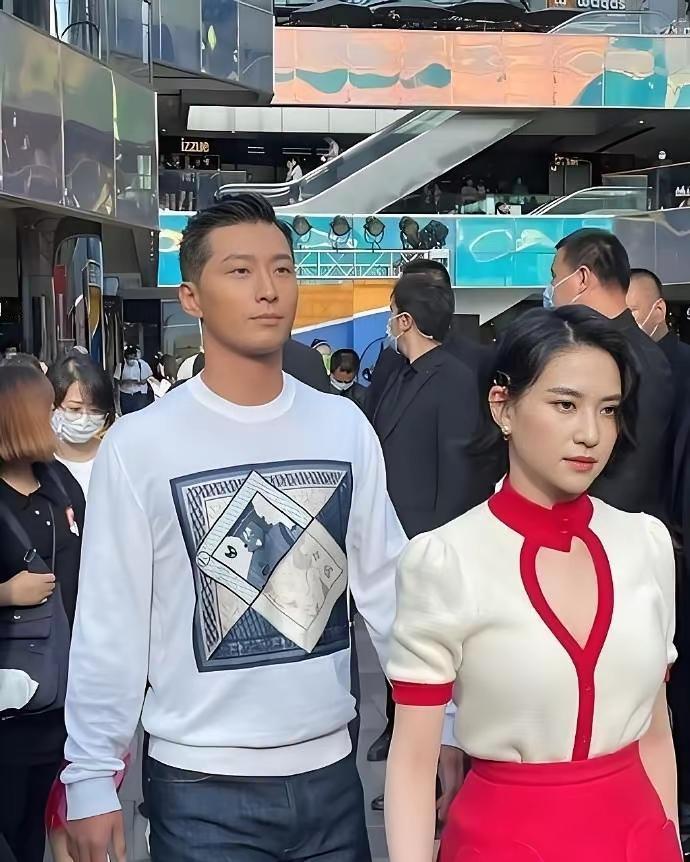 婚礼也办了
也在一起居住了
就是不领证
难道他俩在试婚吗
也难怪何超琼一脸怨妇的