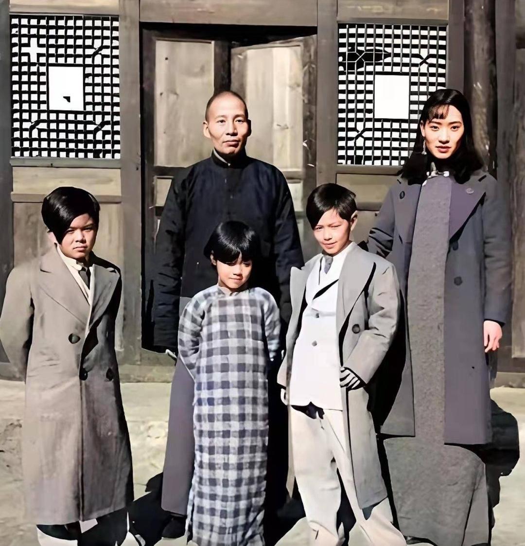 民国时期，四川著名军阀刘文辉，和妻子孩子的合影。照片中，右侧是夫人杨蕴光，三个孩