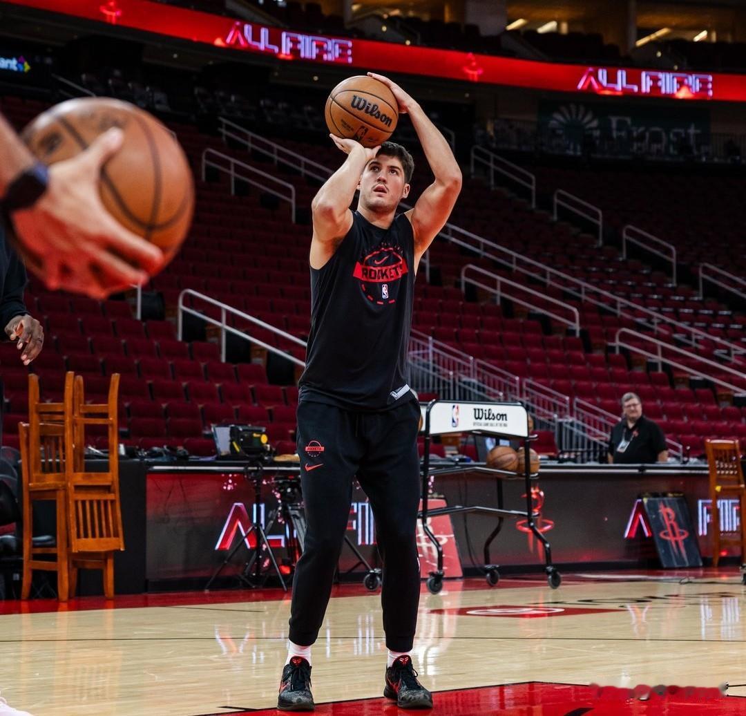 现在，火箭队谢泼德的三分球投射天赋已经兑现出来了，这是火箭管理层当时用探花签极力