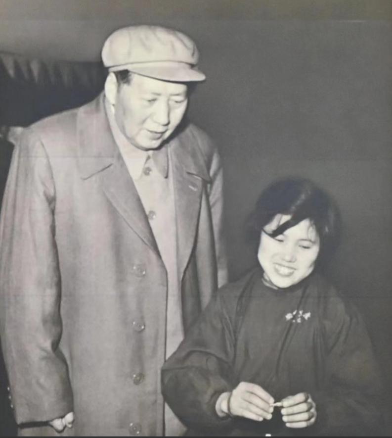 1958年，毛主席来到沈阳机床电器厂视察，全厂工人都低头不语，只有一位年轻女性大