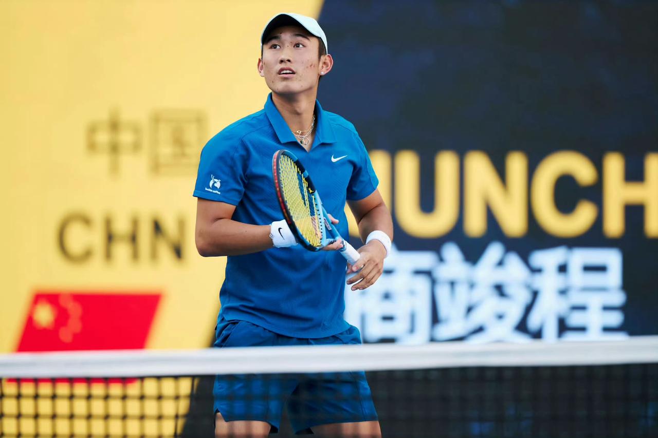 商竣程年纪轻轻控场能力确实不错，现在除了跟前十选手有差距外，其实状态好时对阵其他