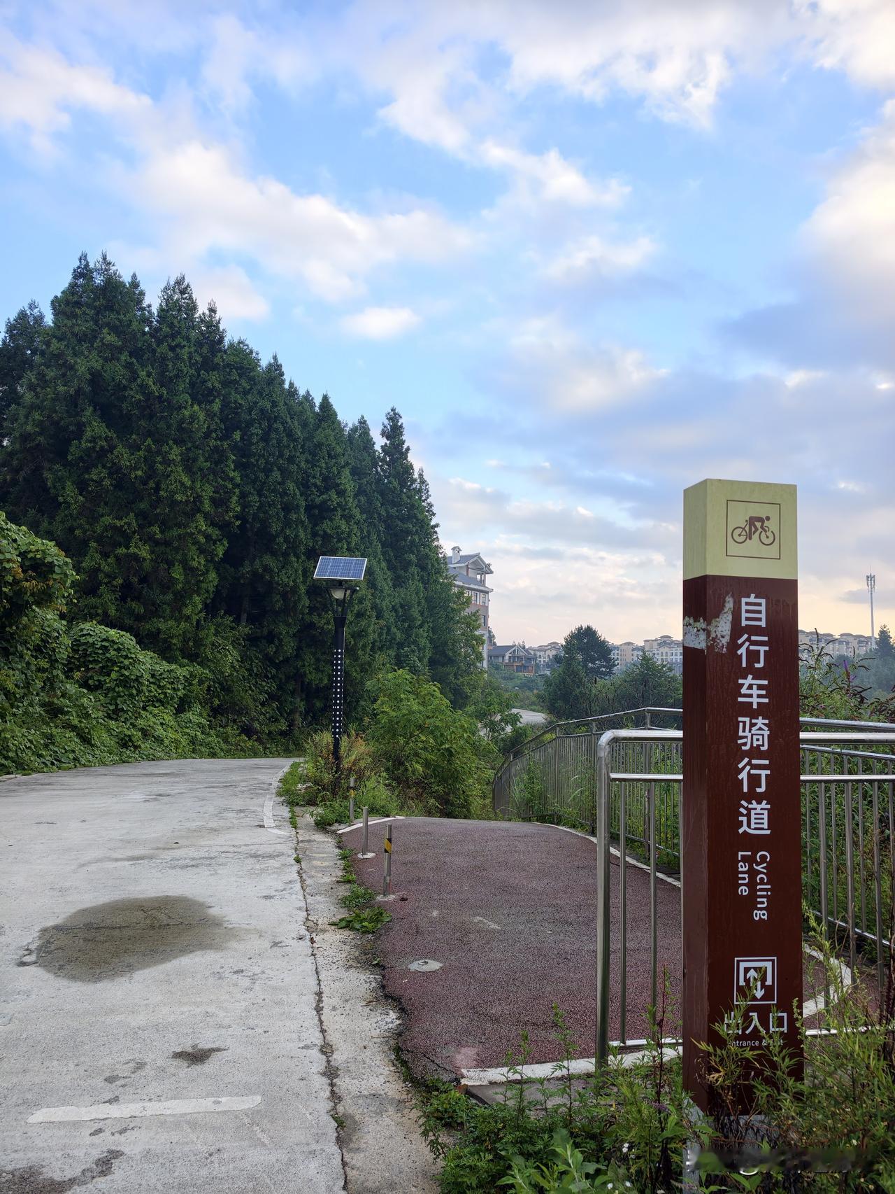 黄水休闲绿地公园，在华宇和客运中心之间，森林密布，有健身步道，还有一条自行车骑行