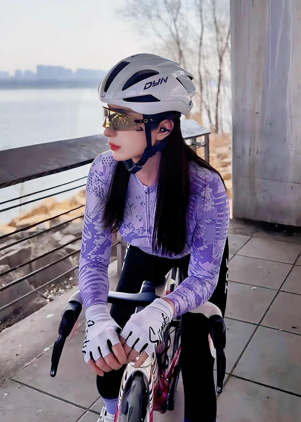 帅是一种感觉 没有技巧 全靠硬帅。创作灵感 梨花哪里有骑车香 女骑 骑时快乐很简