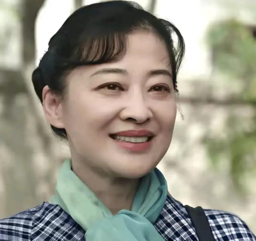 央视黄金档那部《好好的时光》，我硬撑着看完一集，最后还是弃了。

倒不是对年代戏