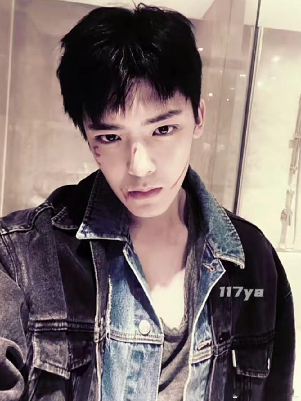 #侯明昊[超话]# 之前的照片奶奶的[舔屏][舔屏]你小子自拍可真好看，感觉像是