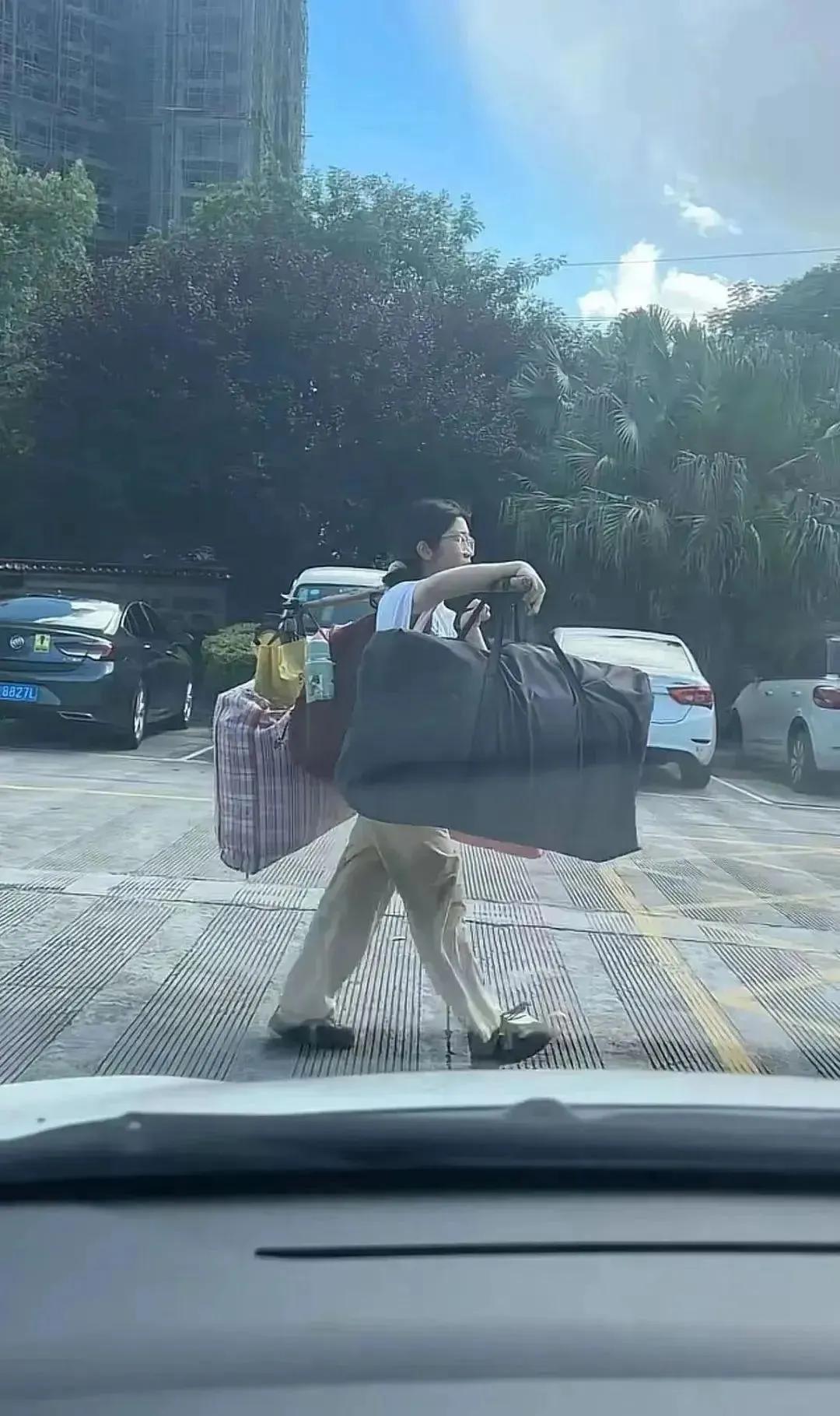 【一件普通的事成了热点】6月9日，广西桂林一名女生在高考结束后自己挑行李回家，感