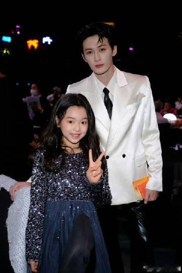 小酒窝晒了17张尖叫之夜合照家人们，最近小酒窝在社交平台晒出了 17 张尖叫之夜