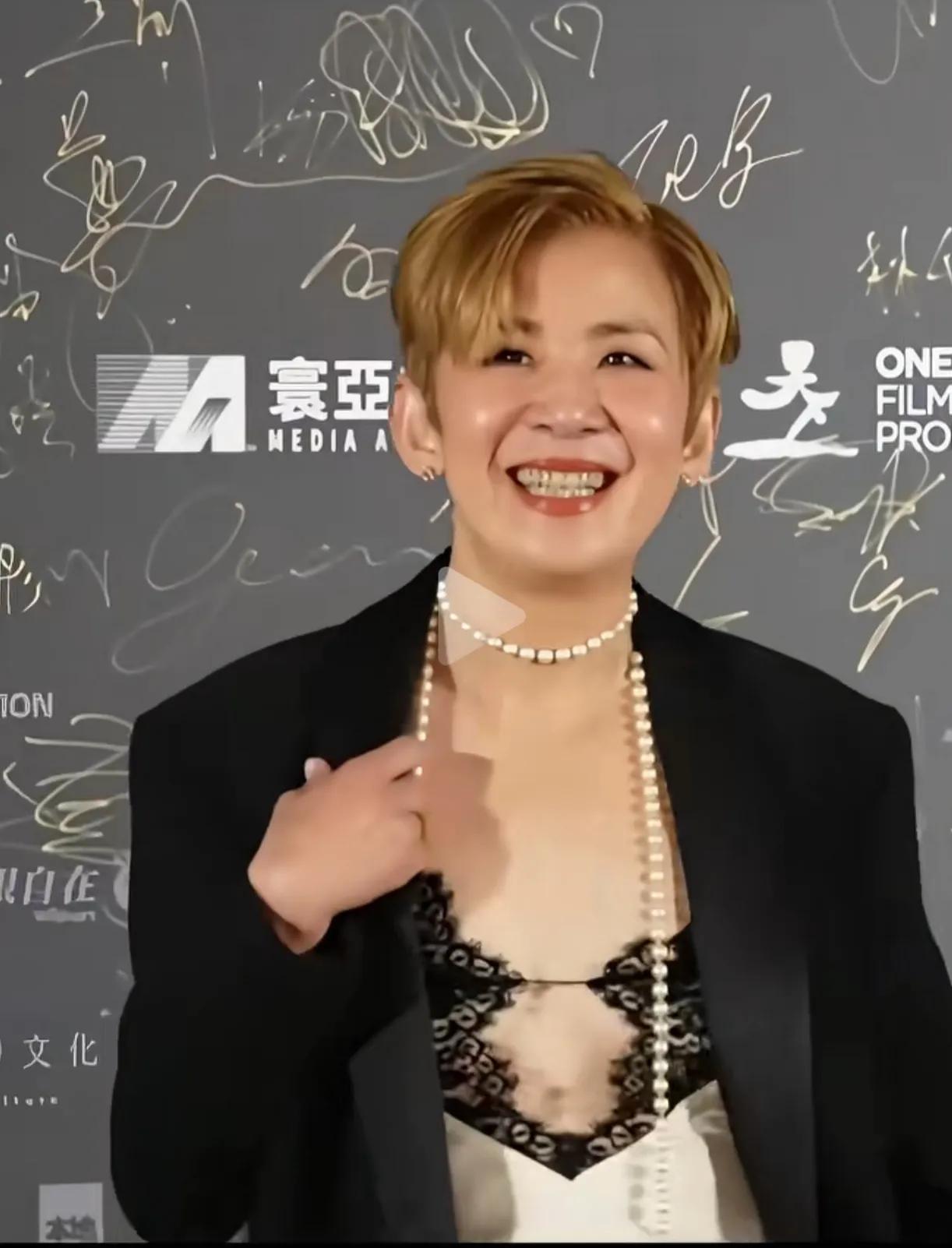 她年轻的时候一直扮演丑角，觉得她长得很一般，如今61岁的吴君如还是那么的年轻，才