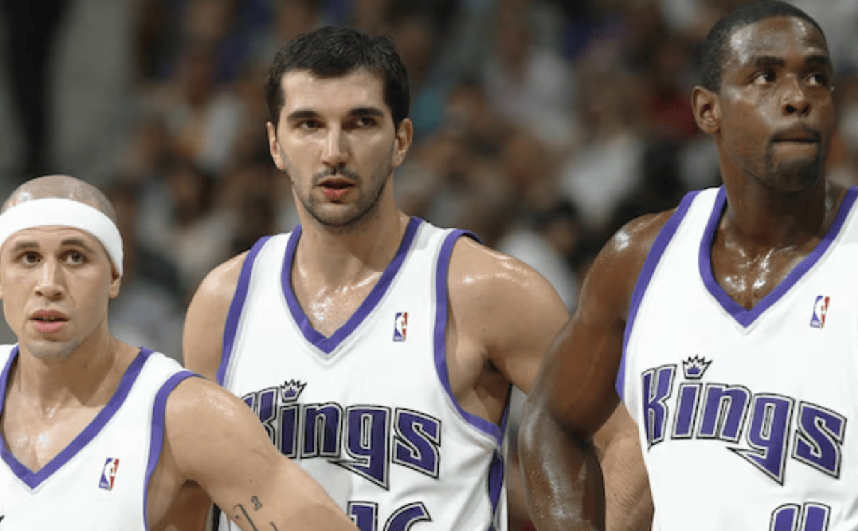 前NBA球员迈克-毕比在播客节目中表示，02年西部决赛国王对阵湖人的系列赛存在黑
