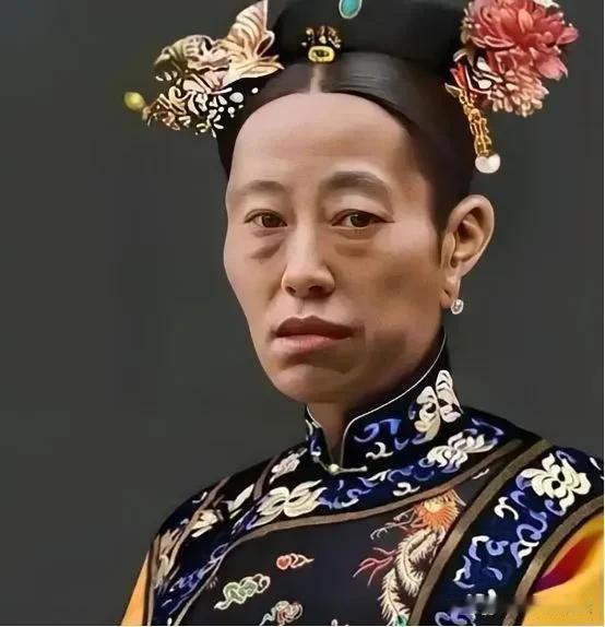 看了照片才知道光绪为什么不喜欢隆裕皇后了。她叫叶赫那拉静芬，是慈禧的娘家侄女，她