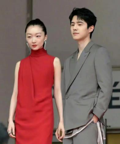 周冬雨 刘昊然 有消息爆料称，90后影后与95后电影小生婚期已定 网友猜测是92