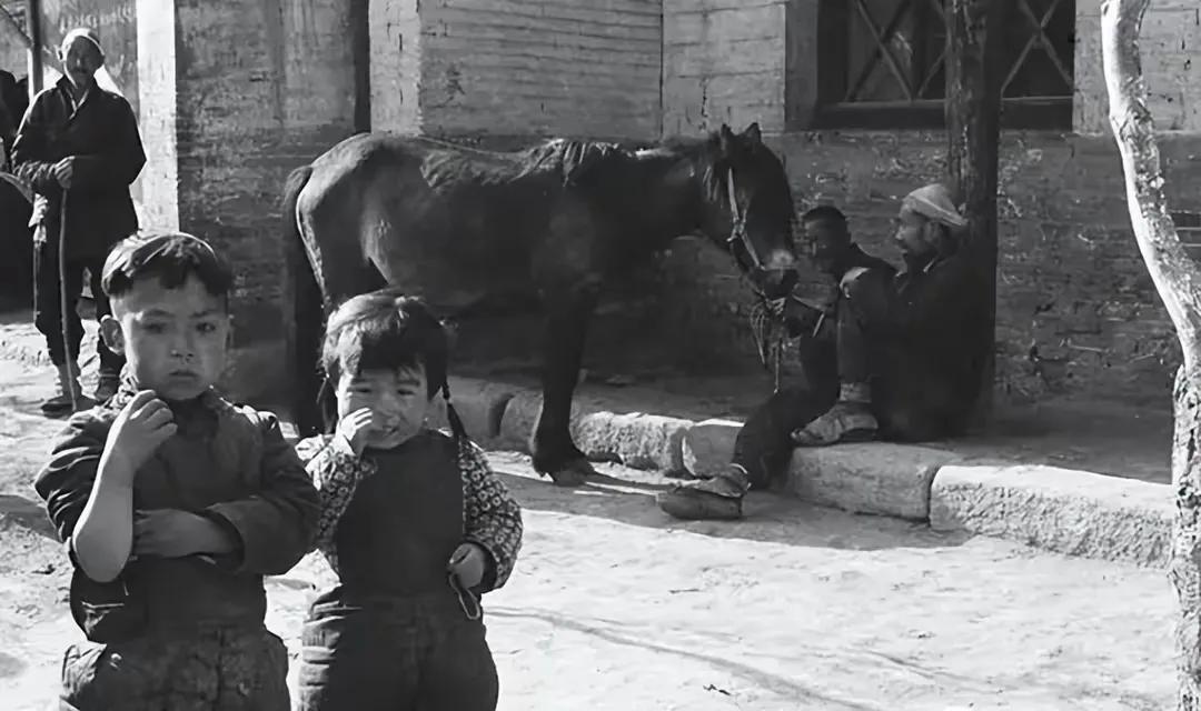 在时光长河的深处，1965 年的中国宛如一幅独特的画卷徐徐展开。一位土耳其摄影师