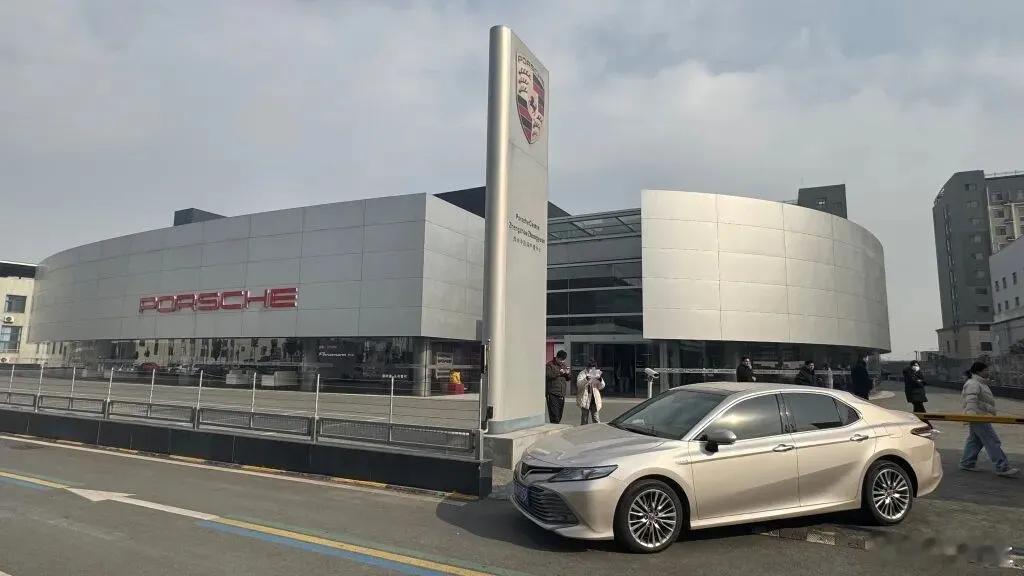 【门店突然“跑路”！某车企CEO最新回应】1月26日，保时捷中国首席执行官潘励驰