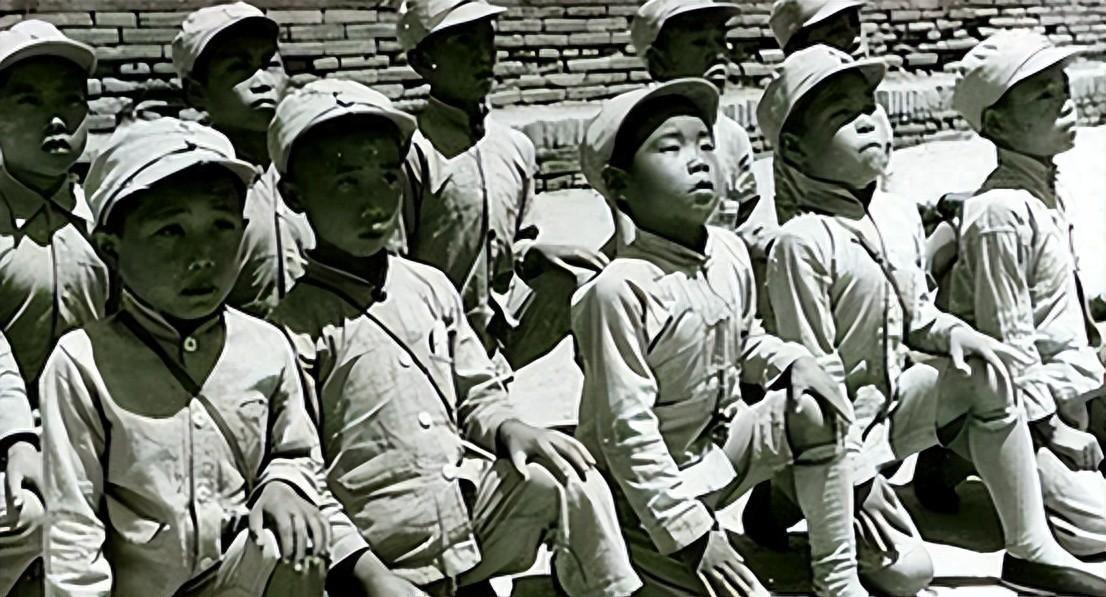 79年江西一位六旬老人故意拦截军车，首长意外认出：竟是当年那个调皮的小鬼吗？
1