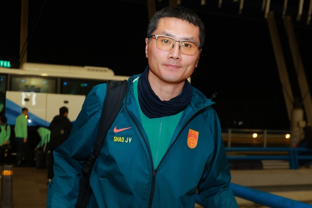 马德兴：国足抵达悉尼当晚开练，以恢复为主+简单战术演练