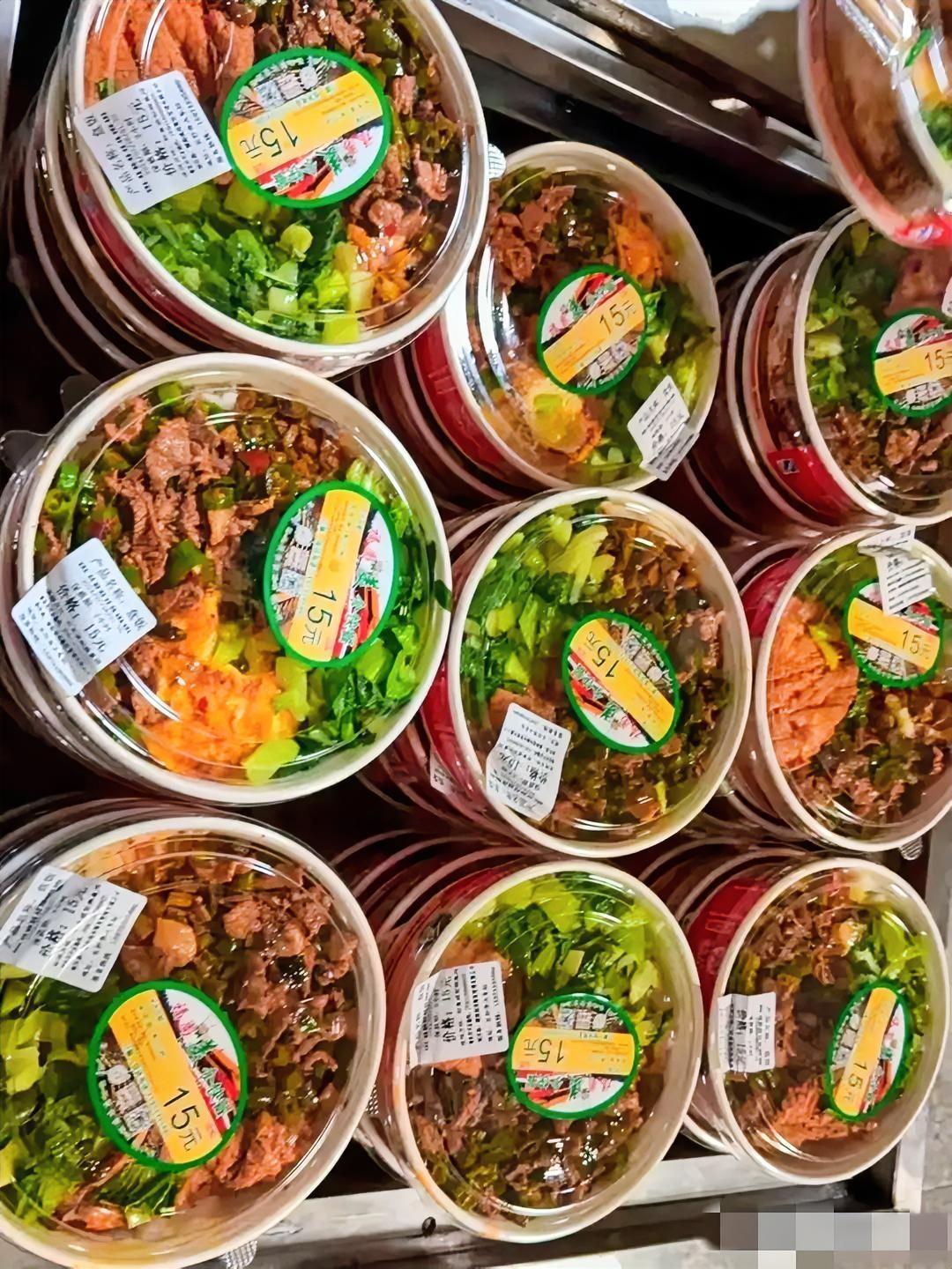 湖南火车站的盒饭，这菜色，这价格，在其他地方你敢想？[what]