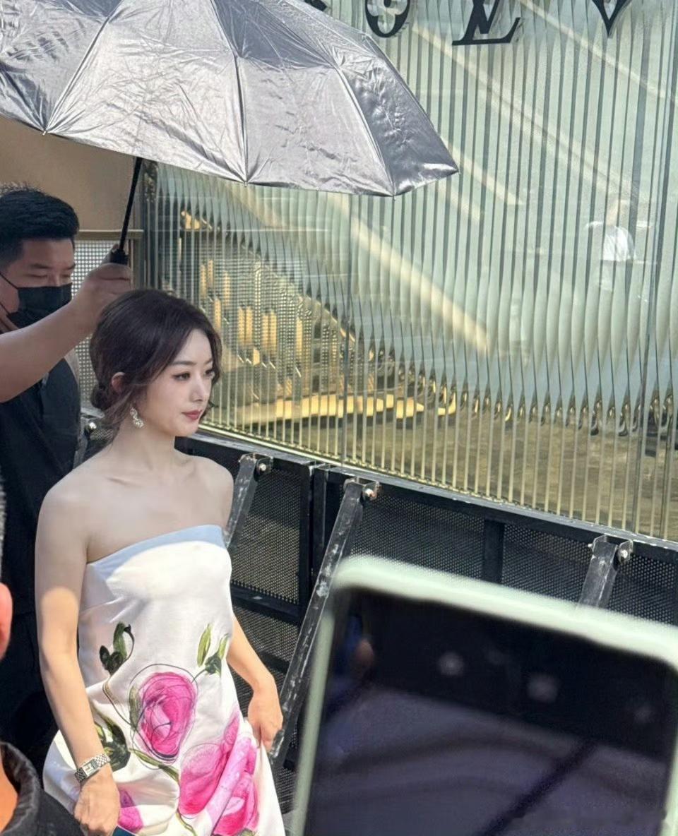 赵丽颖印花抹胸连衣裙赵丽颖成都活动出图赵丽颖成都活动出图，很美了，哇哦！ ​​​
