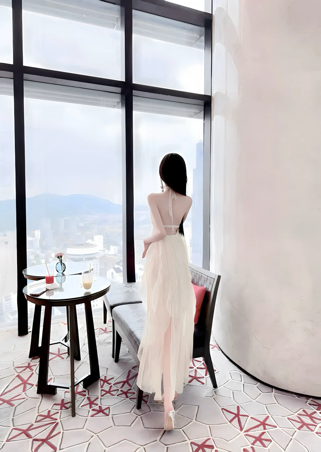 在重逢的街头 心跳比我先认出你