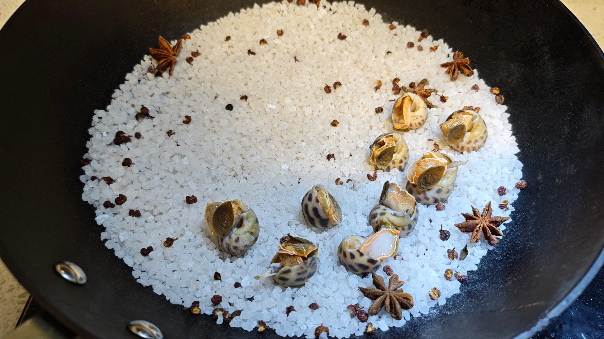 今天的花螺个头很大，60一斤，来了100块的，做了一锅盐焗花螺。花椒大料炒香，然