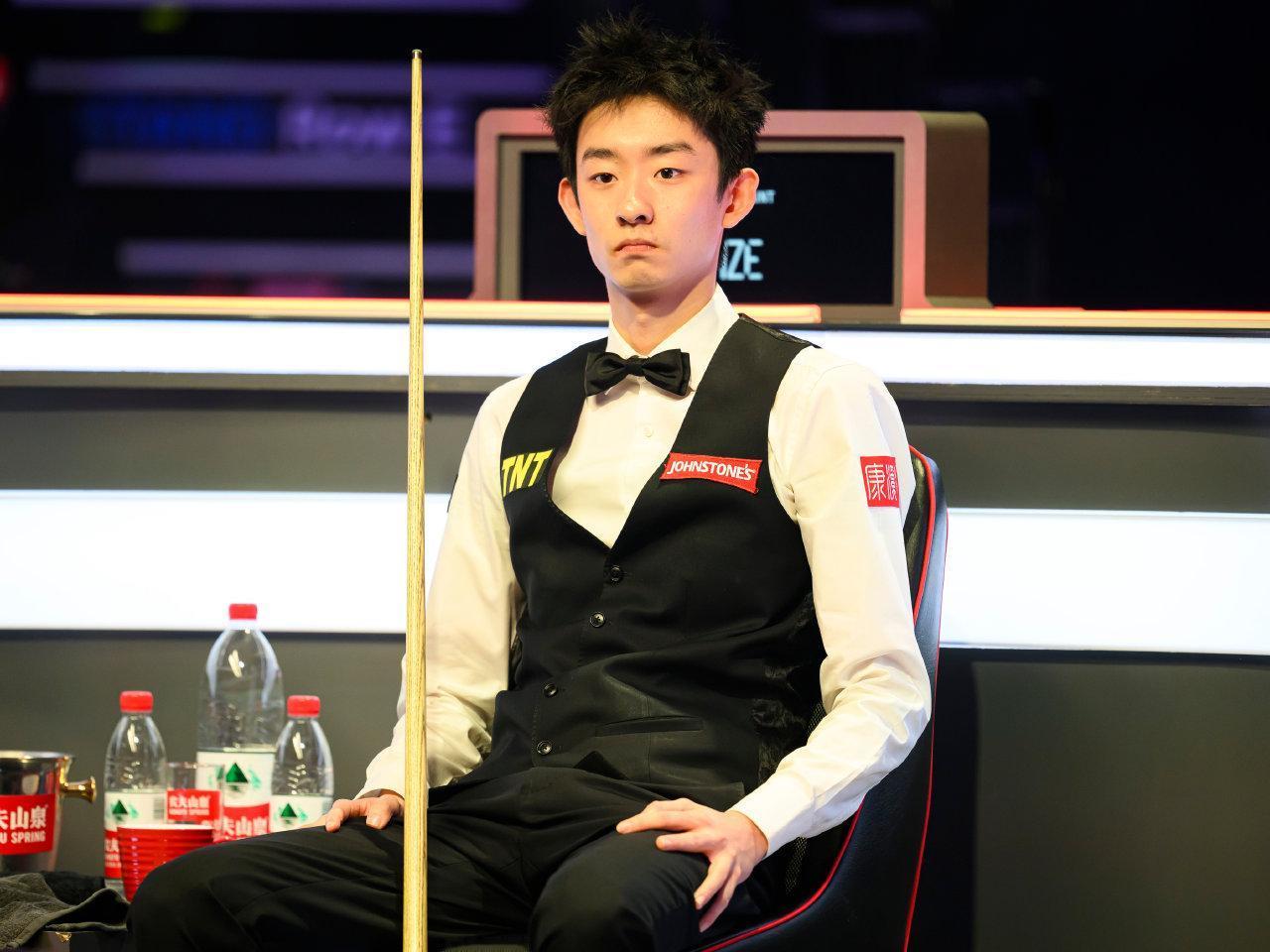 太可惜了！吴宜泽决胜局防守失误，痛失好局，无缘决赛。

比赛一开始双方各自赢下2