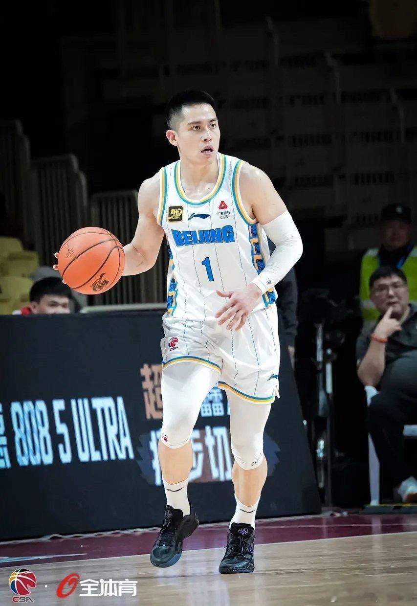 陈盈骏：前4场，场均25.5分钟22.8分4.8助1.8断。三分球命中率62%。