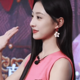 胡连馨顶着这么美的脸搞抽象 谁说美女只能走精致路线？胡连馨线下生图美到只剩五官，