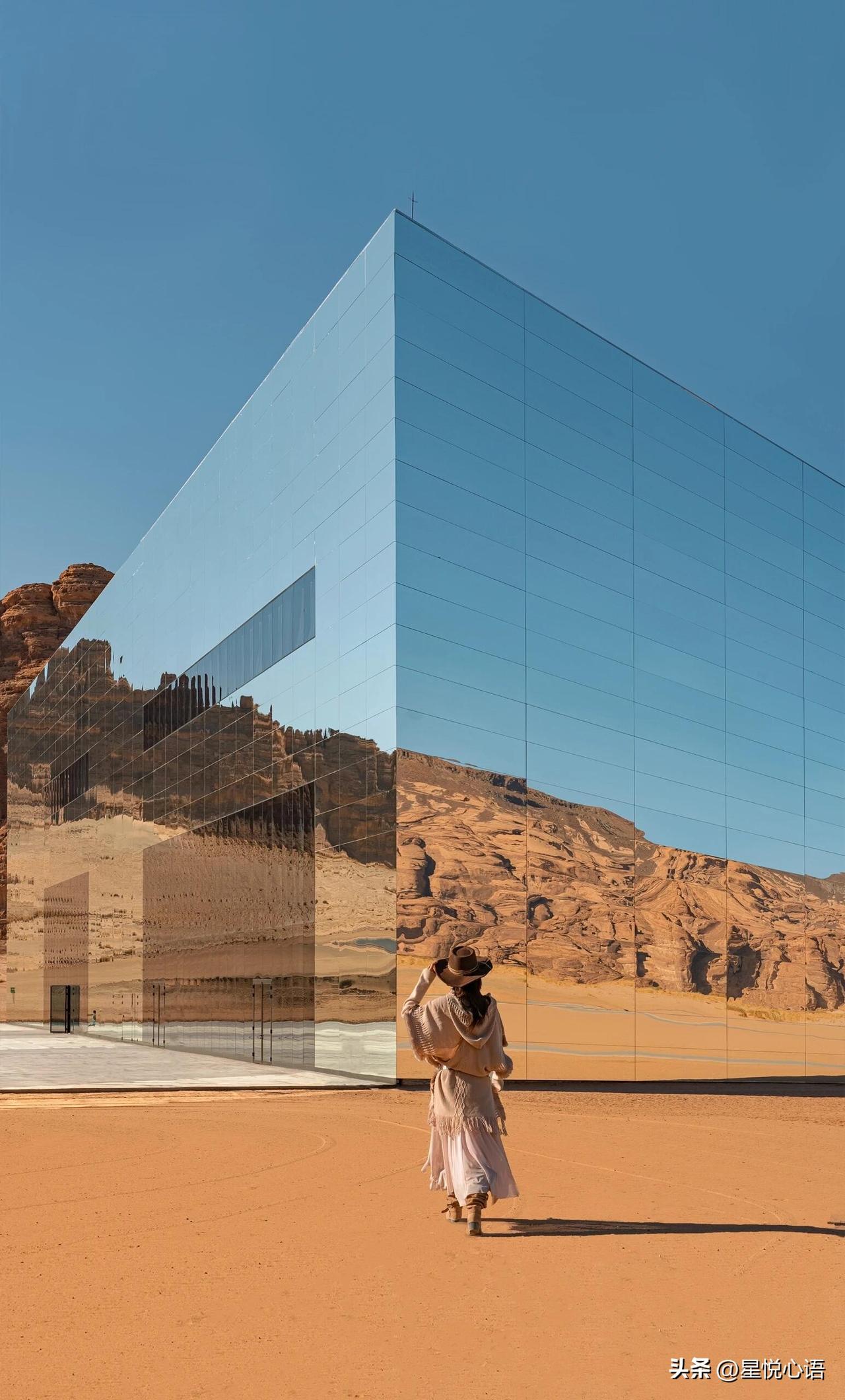 沙特AlUla的红砂岩荒漠，
直接跌进超现实的幻境里。
这片小众秘境，真的藏着独