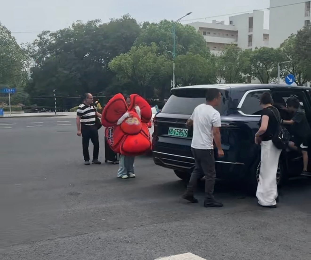 准大学生的开学“专属座驾”是S09！后备箱装满行李，家人的爱跟着一起进校园，也太