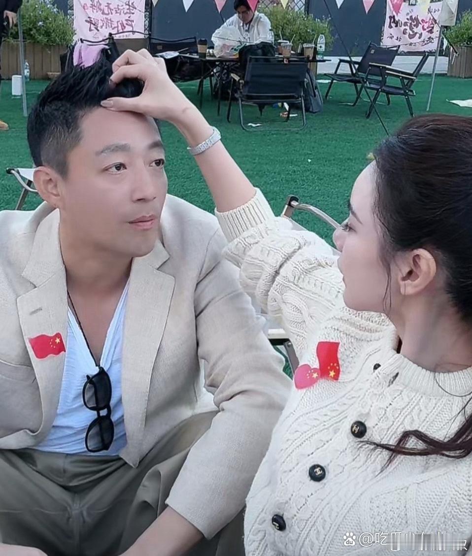 汪小菲一脸宠溺看着筱梅，他心里一定很感激这个女人，在他最难的时候不离不弃，现在还