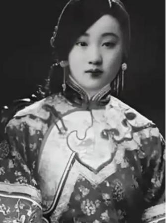 [浮云]1894年，几个太监不顾珍妃的挣扎，将她放到刑凳上，其中两名太监上来就将