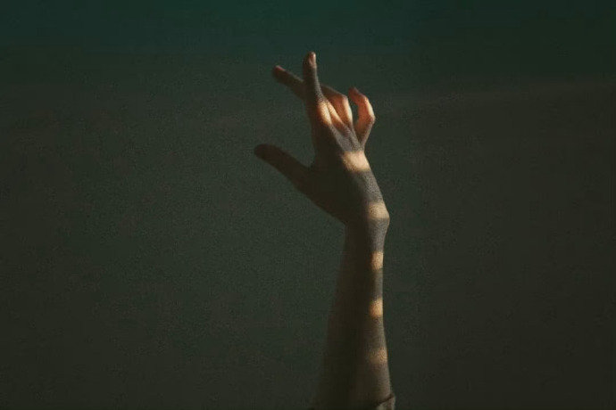 “   人总是把最好的东西糟蹋以后，   才开始感慨人生若只如初见，   希望你